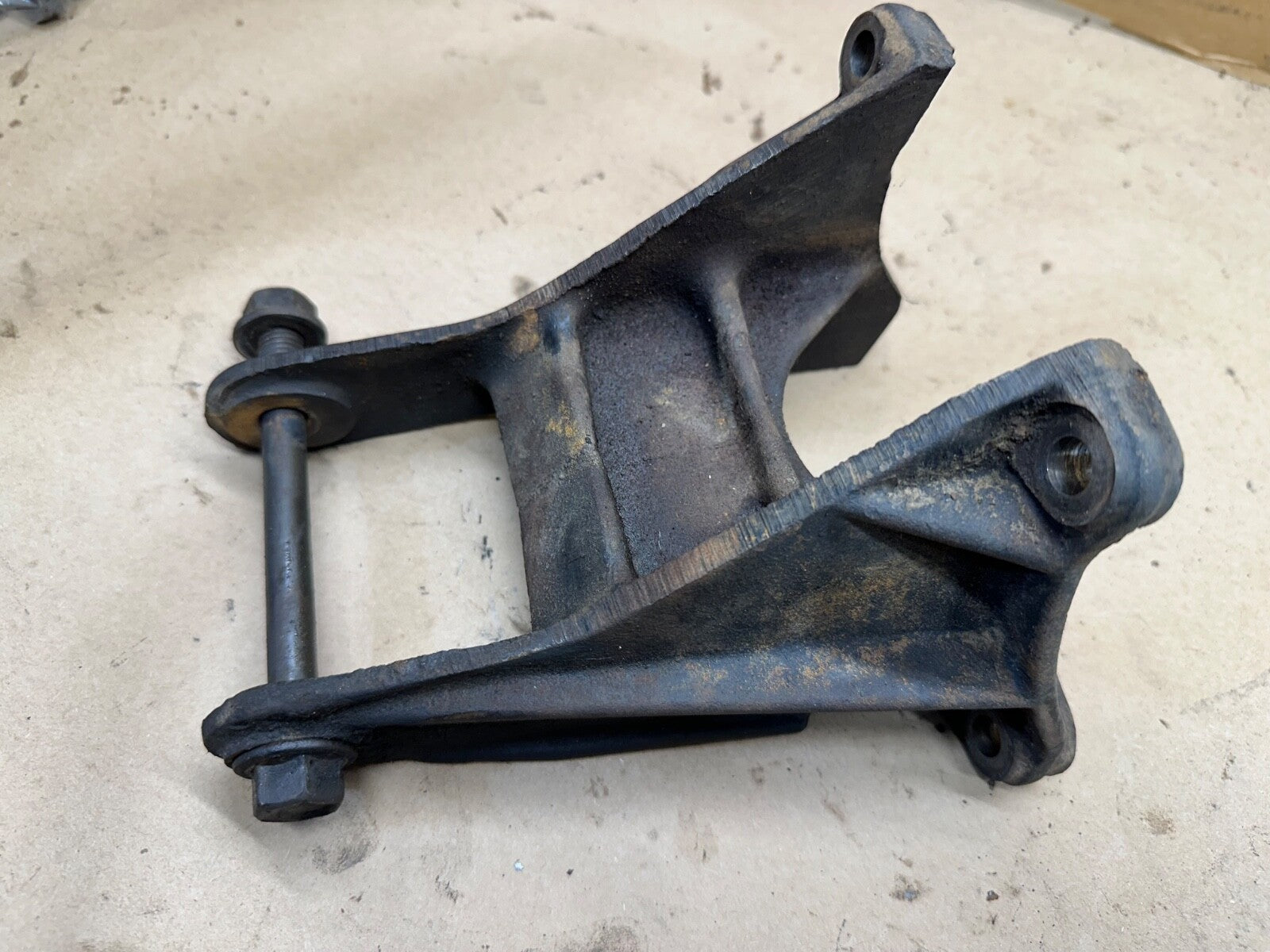 87-95 Jeep Wrangler YJ 2.5 L 4 Cyl Drivers Side Motor Mount Bracket Left 2.5L
