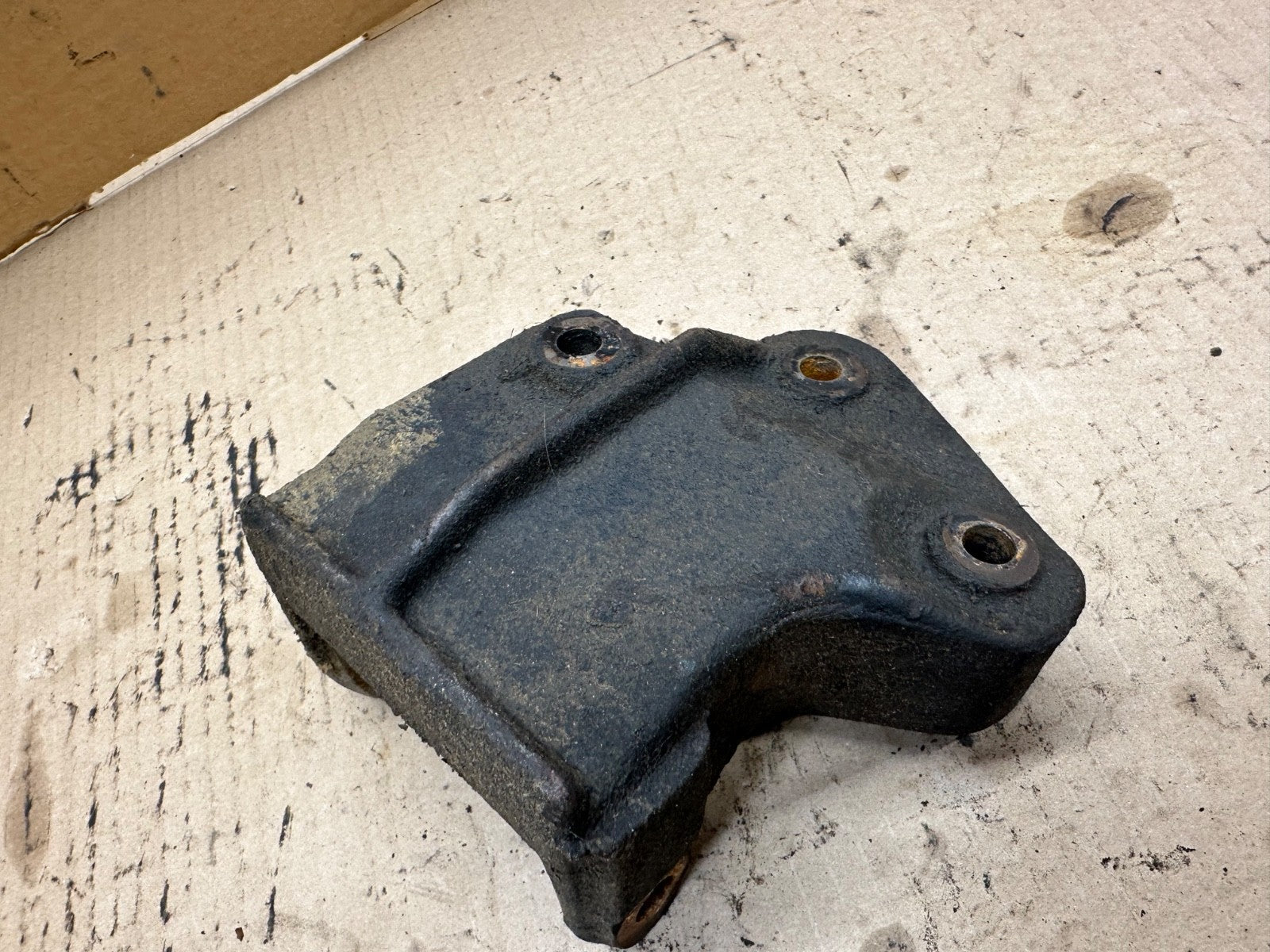 1987-90 Jeep Wrangler YJ Engine Mount Bracket Passenger Side - 8952002786 Right
