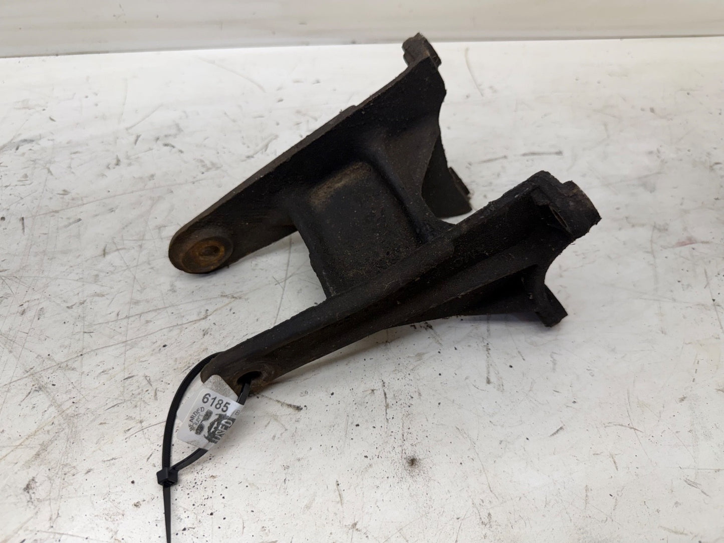87-95 Jeep Wrangler YJ 2.5 4 Cyl Driver Side Motor Mount Bracket Left Engine OEM