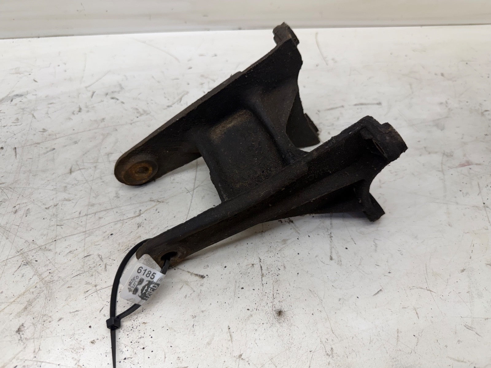 87-95 Jeep Wrangler YJ 2.5 4 Cyl Driver Side Motor Mount Bracket Left Engine OEM