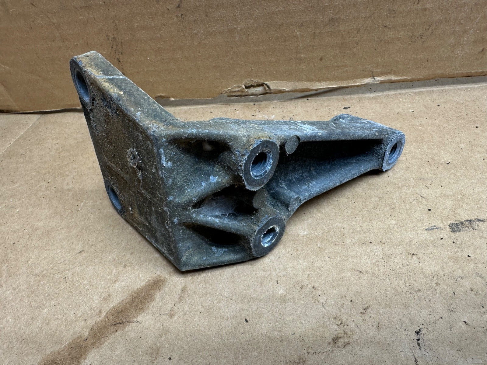 91-99 Jeep Wrangler YJ TJ 4.0L 6Cyl Alternator Lower Bracket OEM 53007607 Mount