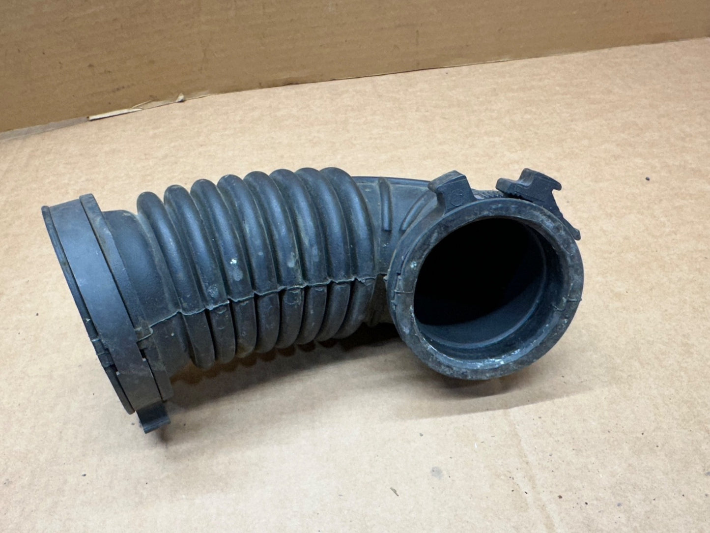 Jeep Cherokee XJ 1991-01 4.0 Liter intake Air Cleaner tube Filter Connector Hose