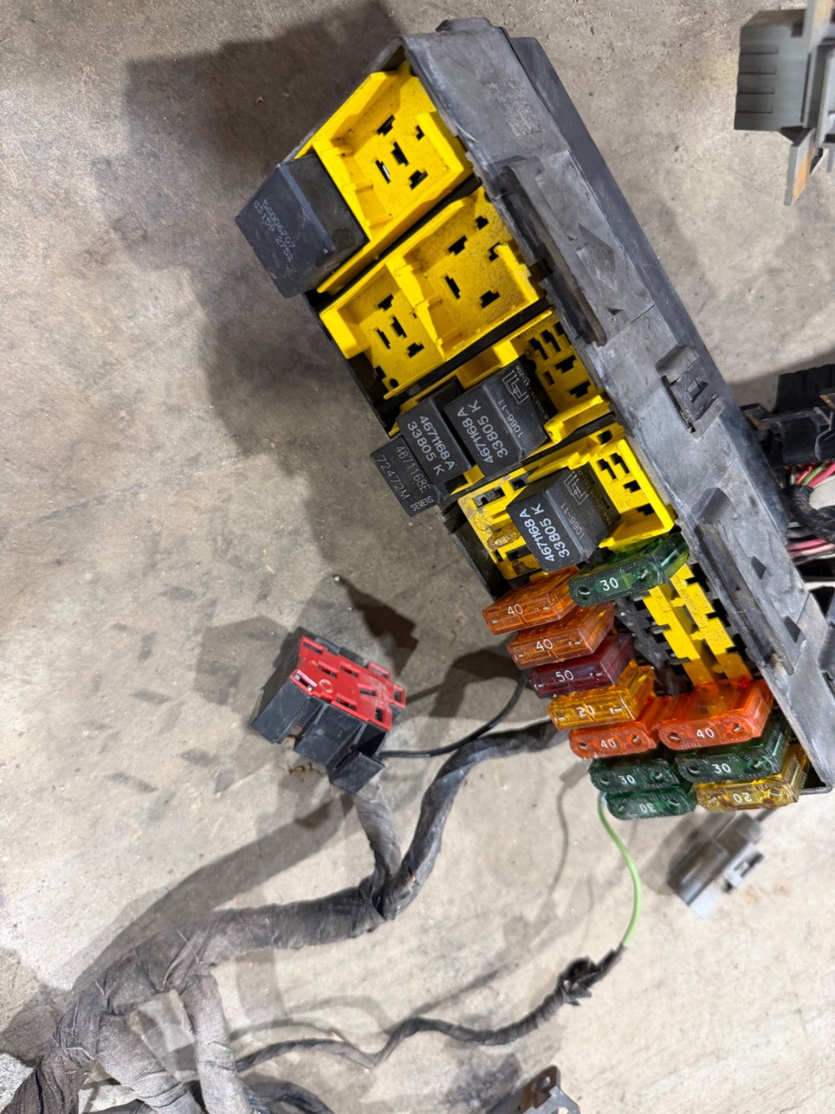 97 Jeep TJ Wrangler Fusebox Under Hood Fuse box Engine Wire Harness Block 97