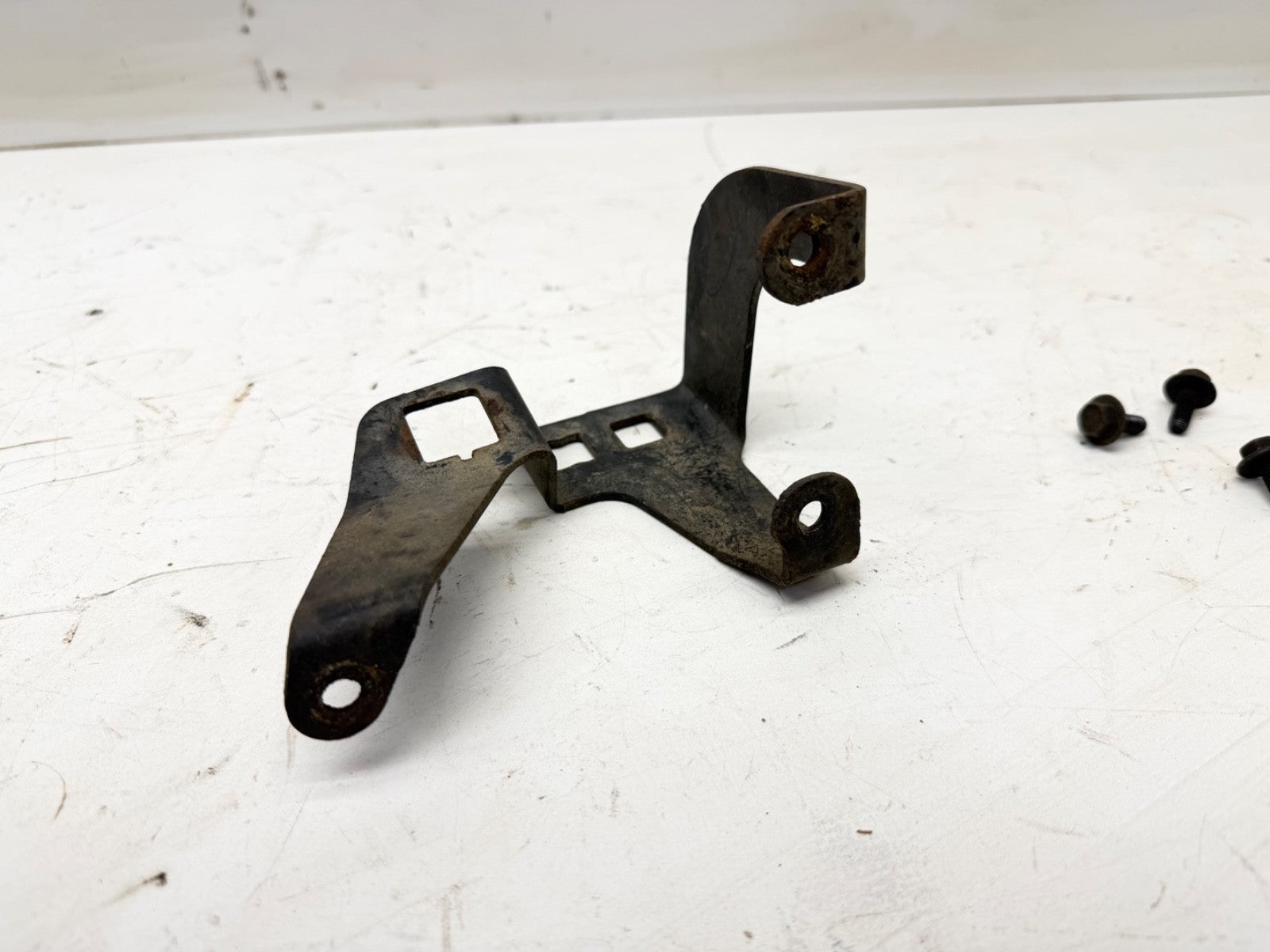 91-02 Jeep Wrangler TJ 4.0 L Throttle Cable Bracket 6 cylinder Mount OEM Factory