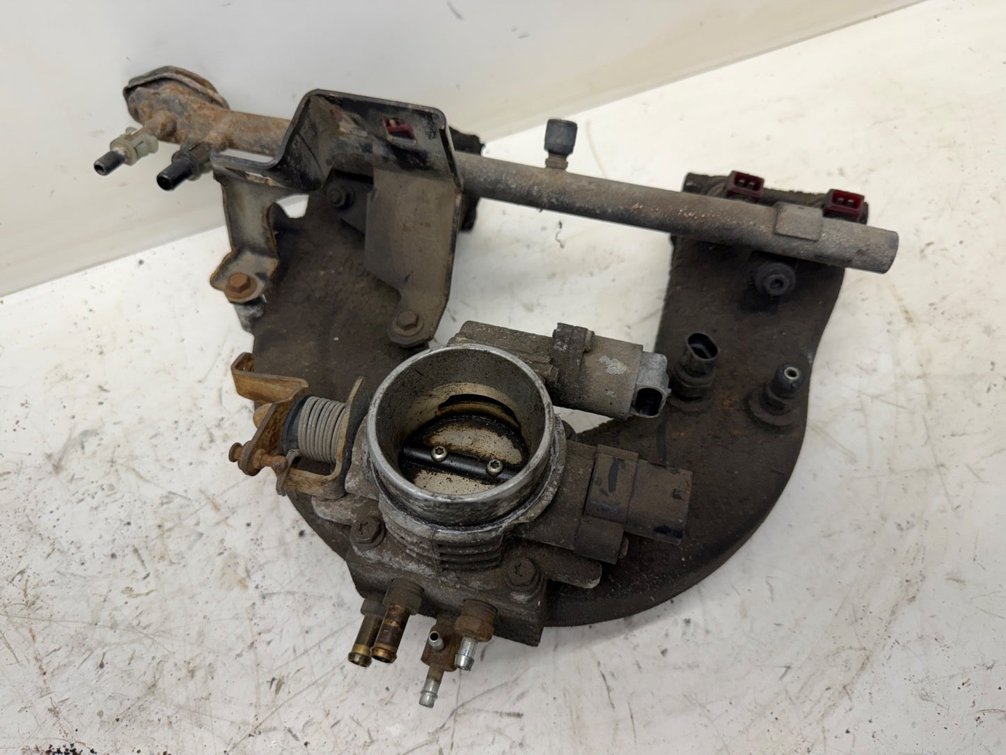 91-95 Jeep Wrangler YJ 2.5 L 4 Cyl Intake Manifold Fuel Rail Throttle Body OEM