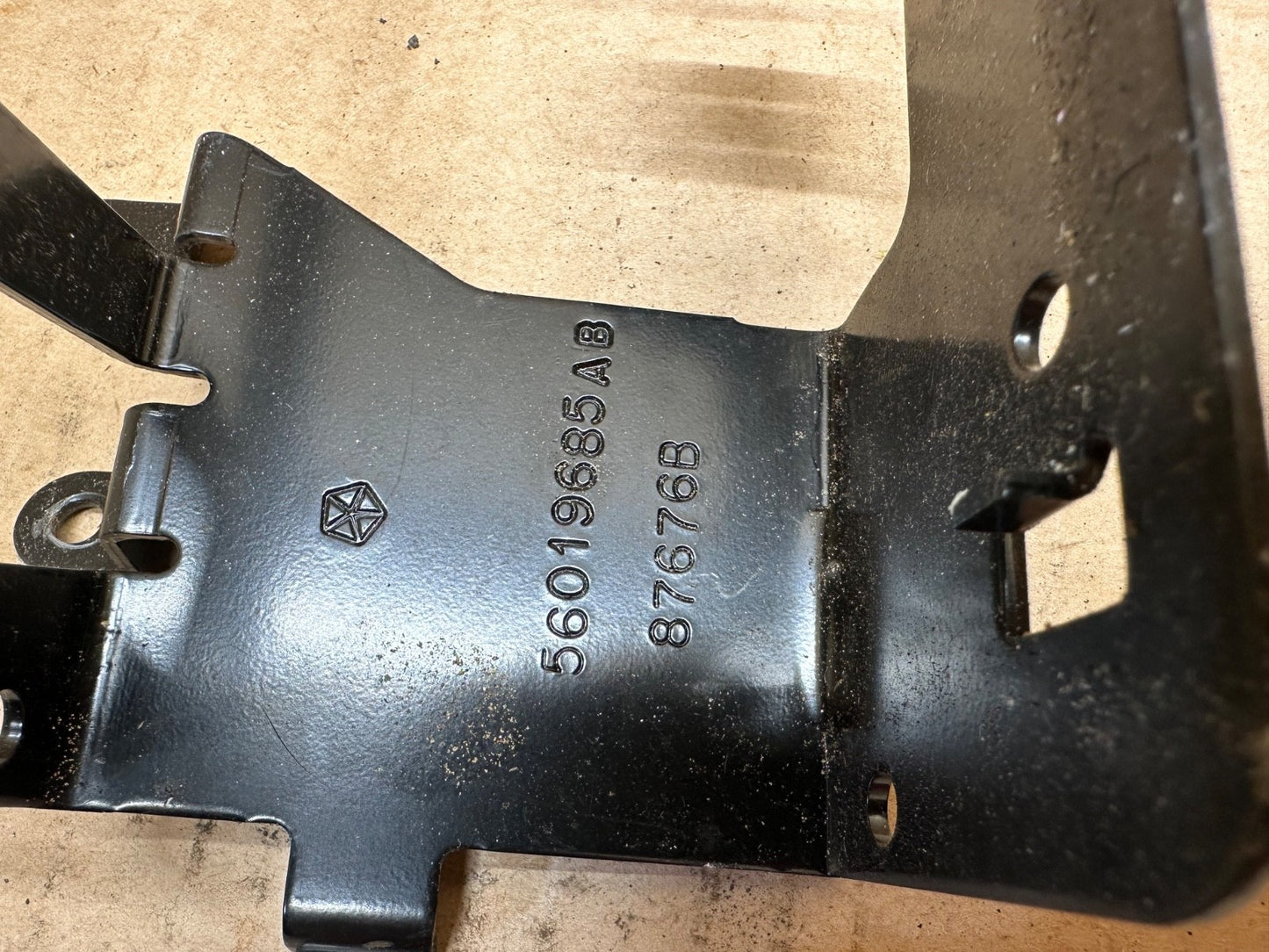 Jeep   Wrangler TJ 97-06 Under Dash Bulkhead Mount Bracket Factory 56019685AB OE