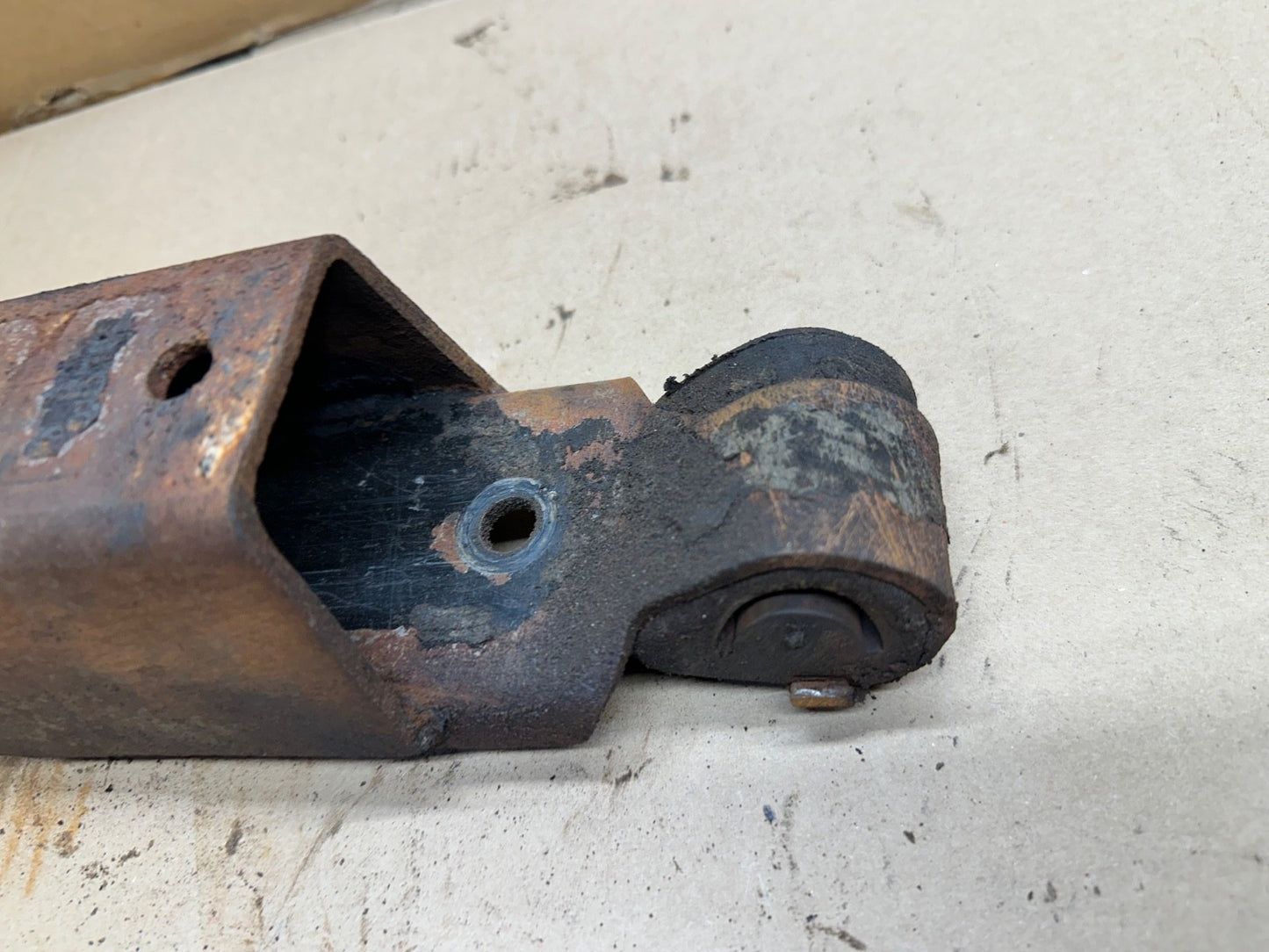 1987-1995 Jeep Wrangler YJ Automatic Transmission Mount Bracket 2.5 4.0 4.2