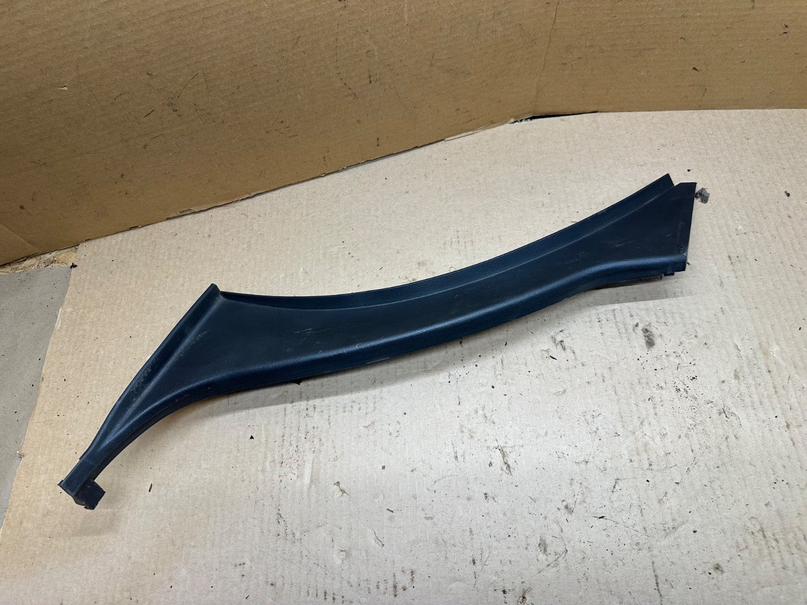2003-2011 FORD CROWN VICTORIA LEFT REAR INNER LOWER QUARTER TRIM DARK GRAY/Black