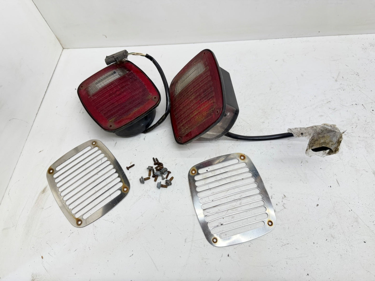 92-95 Jeep YJ Wrangler Tail Light Taillight Driver Passenger light Lights OEM